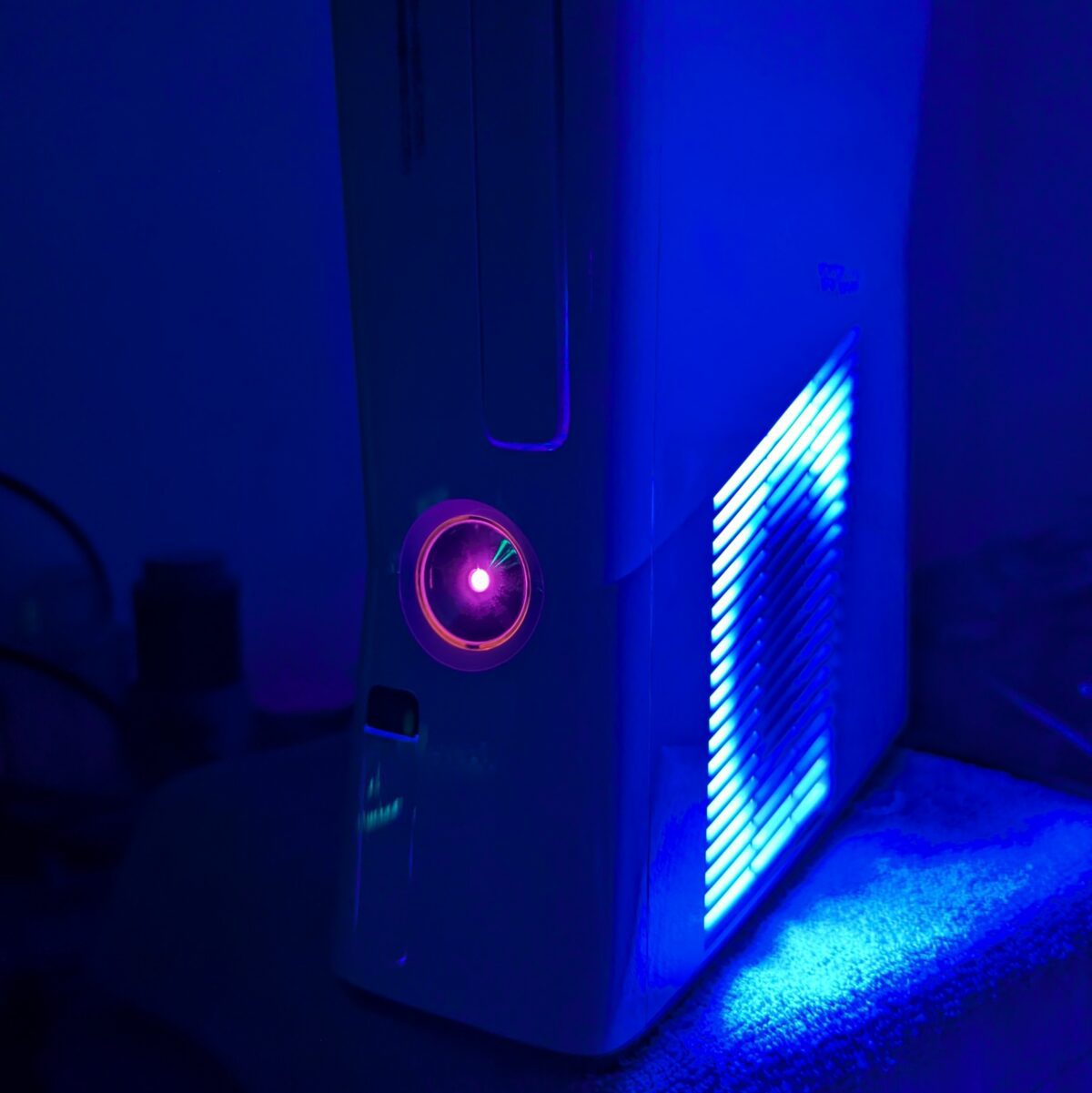Refurbished White Xbox 360 Slim RGH Console, Corona, 250GB HDD, Blue LEDs